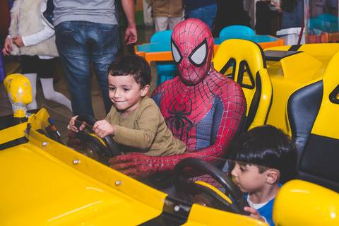 Ensinando a dirigir no aniversário infantil'