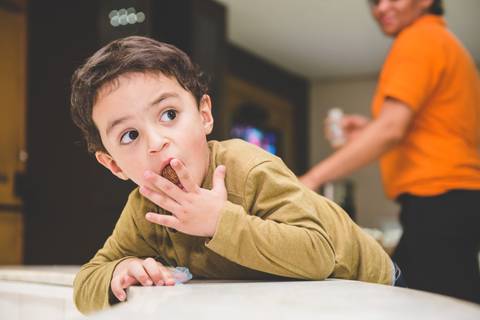 Flagra no clique de Janousek Photos onde Lorenzo rouba brigadeiro'