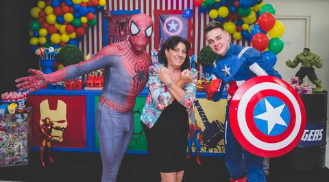 Mocinha sendo salva pelos heróis'