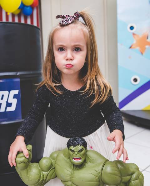 Menina se transforma em Hulk'