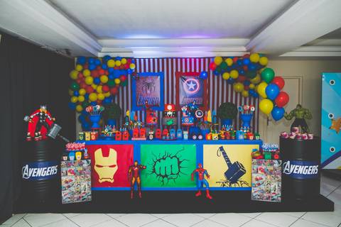 Plano geral da mesa de bolo com a decoração da Cia de Festa'