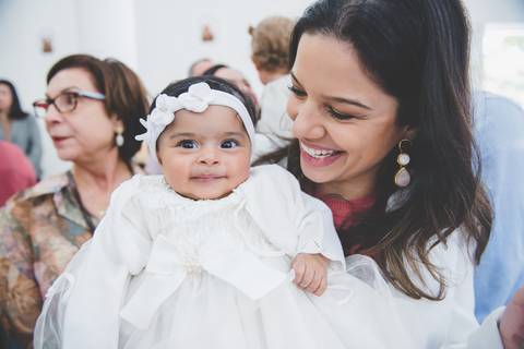 A sorridente Beatriz estava tranquila no dia do seu batizado e aproveitou para curtir o momento'