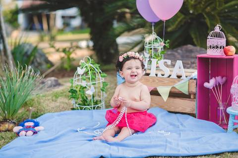 Docê Luisa risonha e decoração toda especial no ensaio smash'