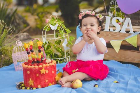 Olha esse bolo com espetinhos de frutas..hummmmm'