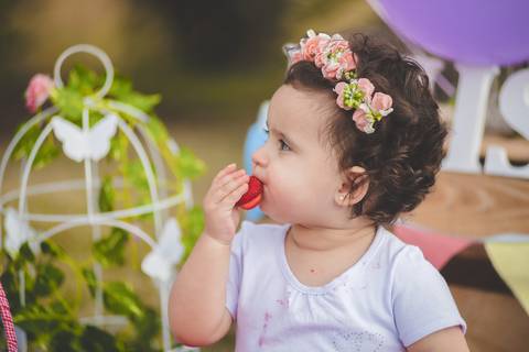 Em momento de descontração no ensaio ela pensa: Vou comer morango'