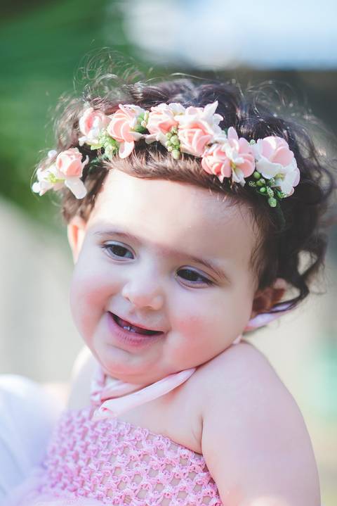 retrato de Luisa com coroa de flores na cabeça'