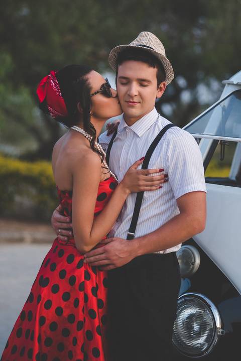 Fotógrafo registra casal pin-up se beijando'