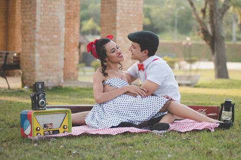 namoro com piquenique , casal posa para ensaio fotográfico em SJCampos'