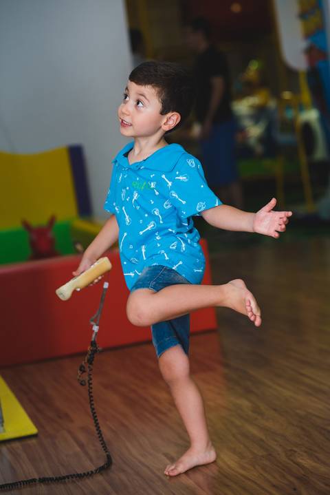 Criança sabe aproveitar a festa de 4 anos'