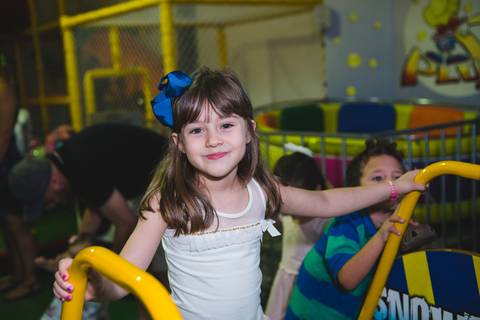 festa de criança sempre é bom , veja que sorriso lindo desta menina'