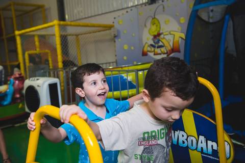 Vai começar a estória , vamos animar a festa'