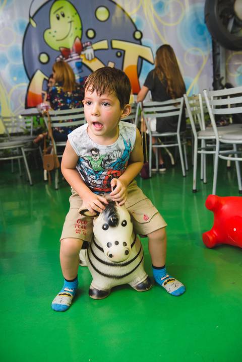 fotógrafo de aniversário em busca de mais um clic com direito a upa upa cavalinho'