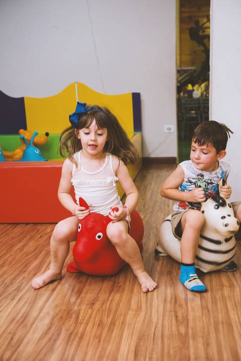Crianças se divertindo enquanto o fotógrafo Márcio Janousek busca um enquadramento'