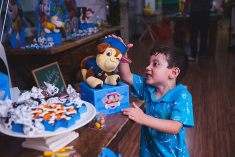 O aniversariante pega o mascote Zuma
que é um filhote de Labrador muito brincalhão'