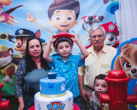 Felipe coloca o capaçete de bombeiro do Patrulha'