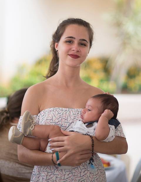 Em aniversário infantil é muito comum fotografar as mães com seus bebês'