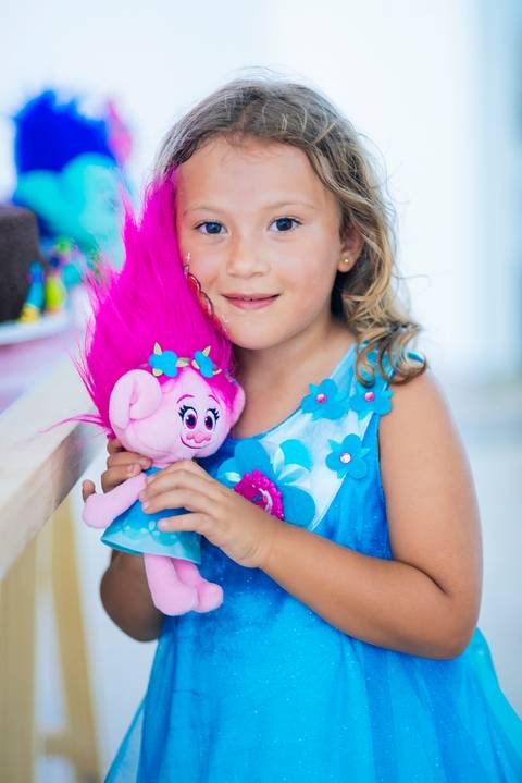 Eduarda abraça a boneca Troll no dia do seu aniversário'