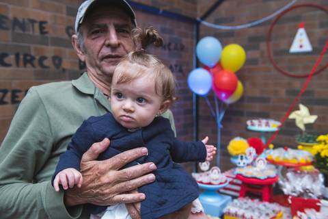 Baby e avô brincando'