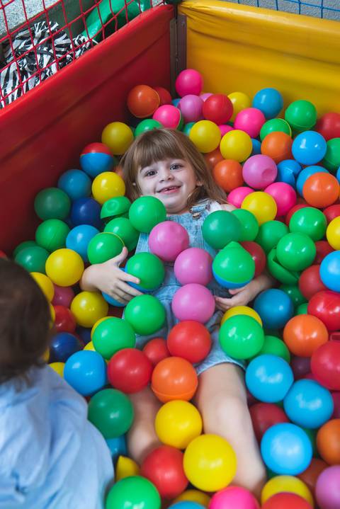 nado sincronizado em piscina de bolinhas'