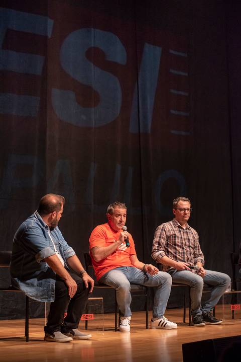 Nasi do Ira respondendo pergunta ao público no SESI em São José'