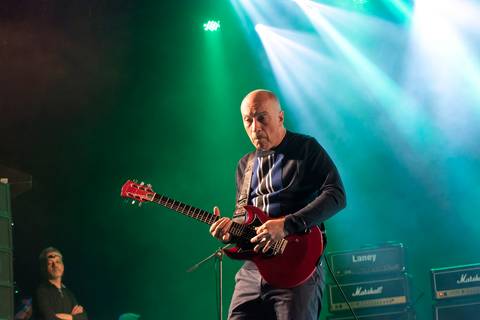 Grandes fotos de Edgard Scandurra nesta noite no SESI'