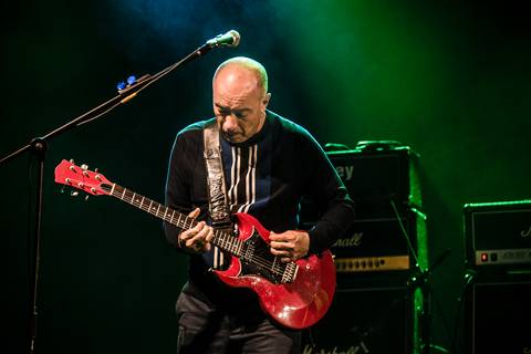 O musico do IRA Edgard Scandurra começou a tocar guitarra ainda criança, e aos 15 anos'