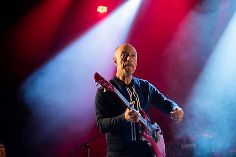 O musico do IRA Edgard Scandurra começou a tocar guitarra ainda criança, e aos 15 anos'