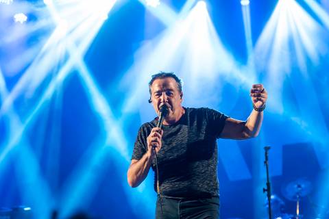 Foto com aproveitamento de luz de palco para apresentação'