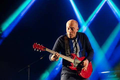 Músico é registrado pela fotografia de palco pelo fotógrafo'