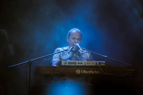  foto do tecladista Johnny Boy, que já acompanha a banda Ira há duas décadas.'