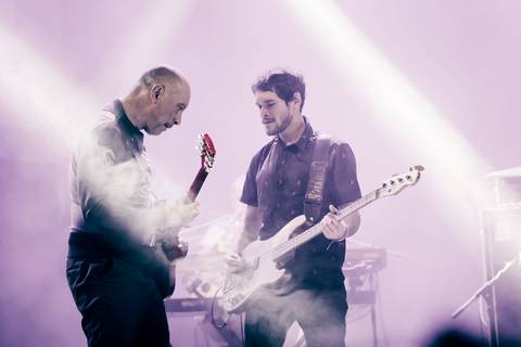 Agora, a dupla de frente do grupo chega, acompanhada por Daniel Rocha (baixo), Evaristo Pádua (bateria) e Johnny Boy (teclados) '