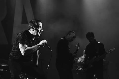 Agora, a dupla de frente do grupo chega, acompanhada por Daniel Rocha (baixo), Evaristo Pádua (bateria) e Johnny Boy (teclados) '