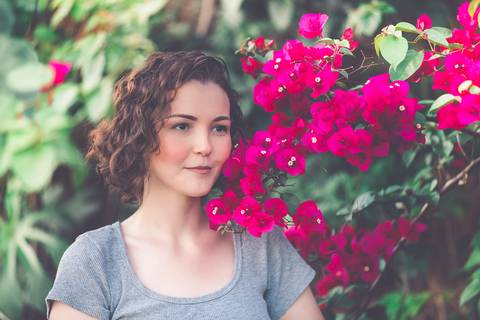Modelo posa para foto ao lado de uma Azaléia'