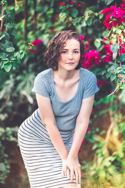 Modelo posando para ser fotografada em uma atmosfera onírica e nostálgica'