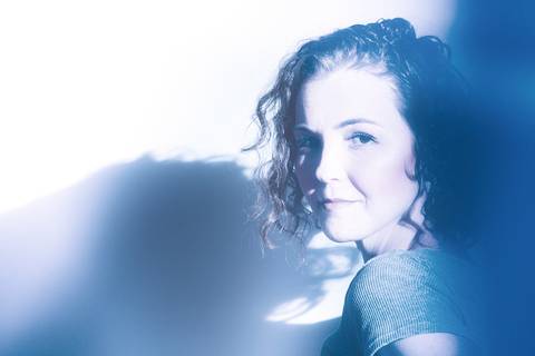 Foto em ensaio feinino externo com sombra e luz
'