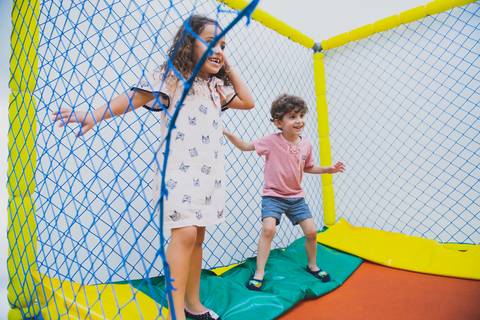 Pega pega em cama eslástica'