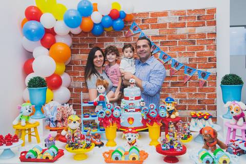 mesa do bolo do aniversário do Lorenzo'