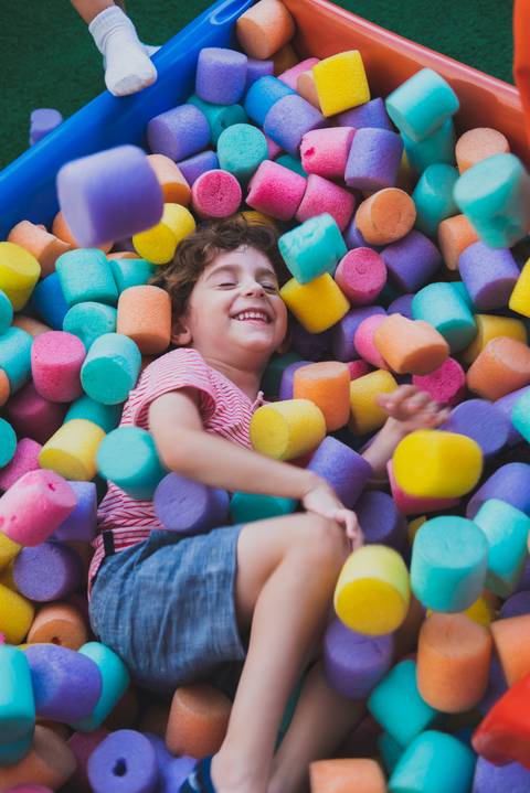 Piscina de bolinhas é sempre uma alegria , é só se jogar'