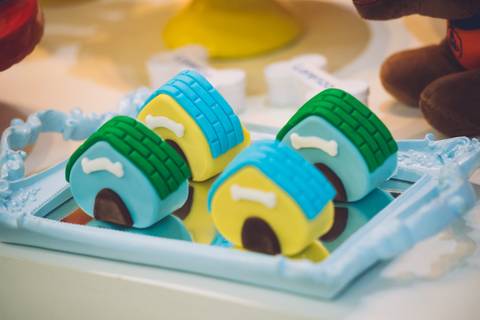 casinhas de cachorro na decoração do aniversário de 4 anos'