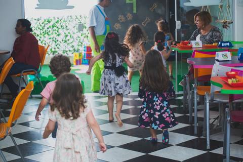 guardar para sempre bons e belos momentos da festa com cada um dos aniversariantes e seus amigos'