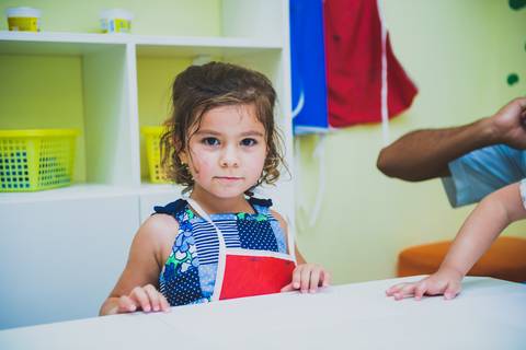 Avental para proteger a menina da brincadeira das tintas'