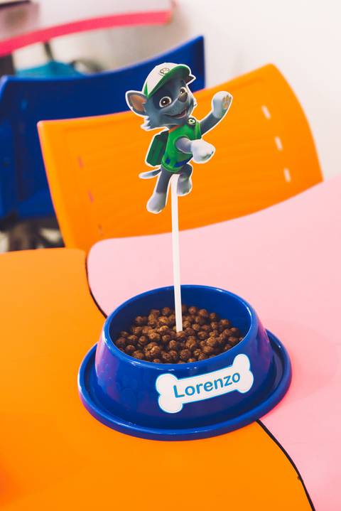 A decoração estava caprichada, mesas, toalhas, balões personalizados'