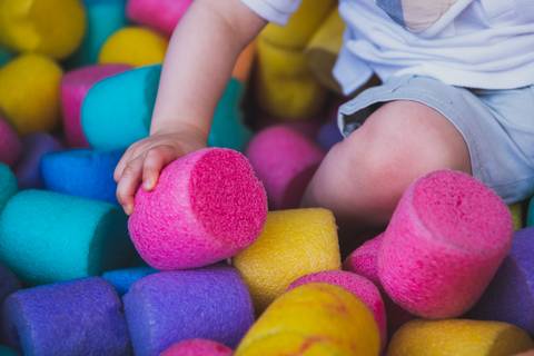 Piscina de espuma coloridas em buffet de festa infantil'