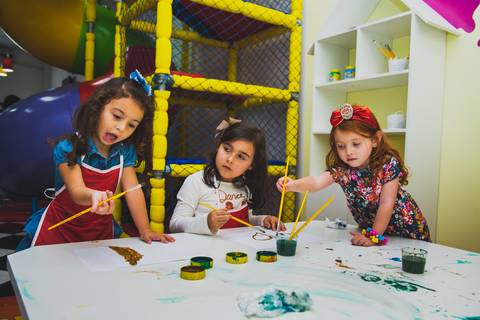 Tres amigas brincam com massinha e pintura na festa do Lorenzo'