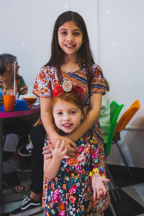 Um abraço gostoso por tras'