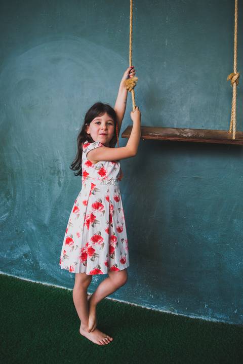 Lindo vestido com flôres vermelhas'