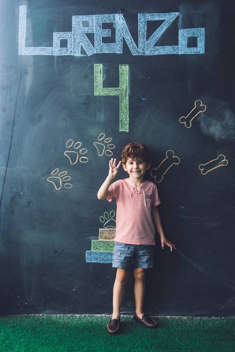 Pastas e ossos desenhado na parede do buffet infantil em S ão José  Campos'