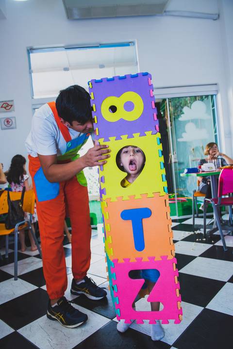 escondido dentro da caixa e ajudado pelo monitor'