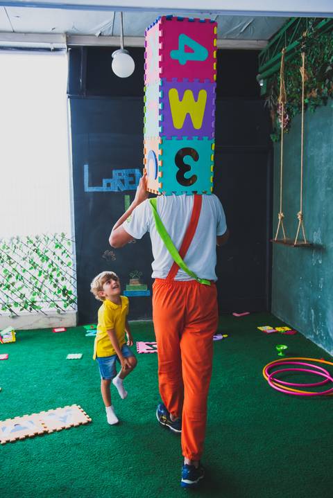 Monitor do buffet coloca caixa de papel na cabeça '