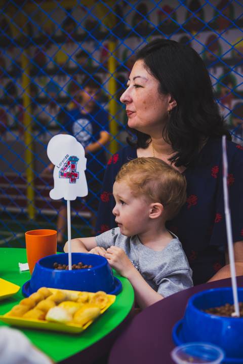 Me e filho atentos aos acontecimentos marcantes'